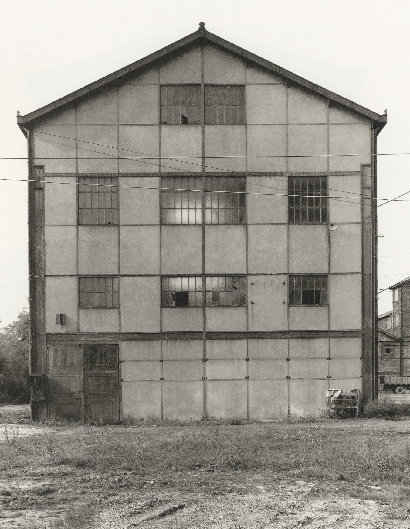 Bernd und Hilla Becher: Fabrikhallen (Factory Buildings/Industrial Facades, Softcover)