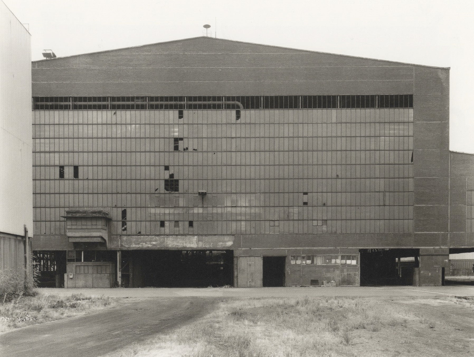 Bernd und Hilla Becher: Fabrikhallen (Factory Buildings/Industrial Facades, Softcover)
