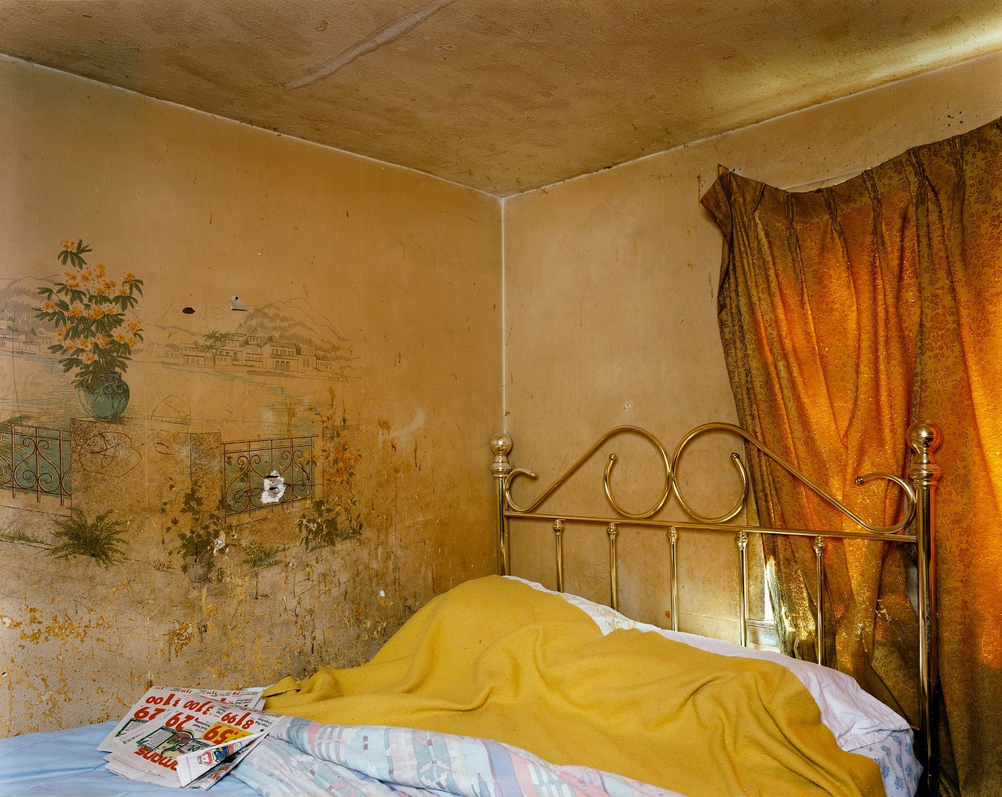 Vincent Borrelli: "Gold-Plated Brass Bed, Syracuse, New York, 1993" (20x24" Type-C Print), Limited Edition (from the Series "Domestic Interiors")