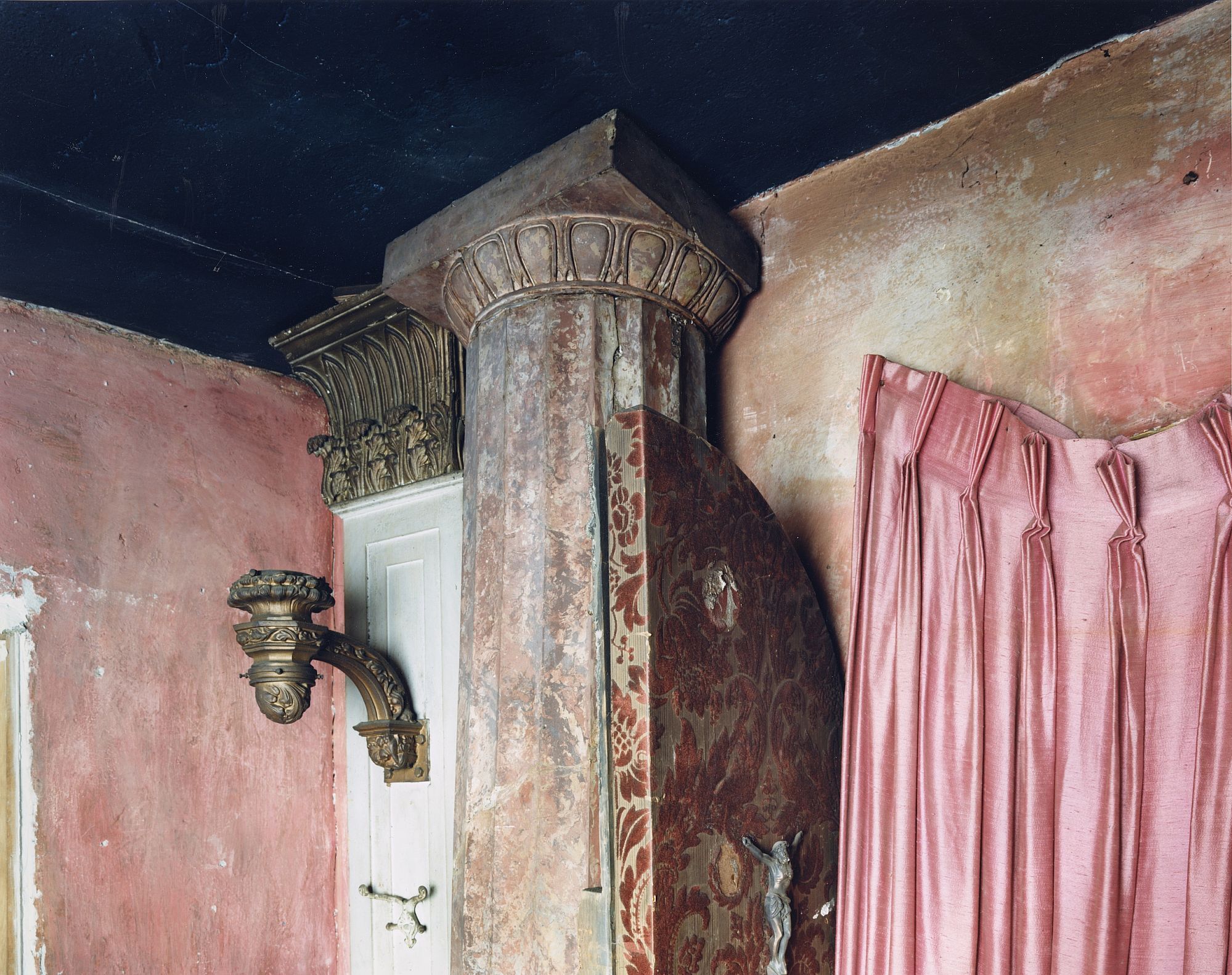 Vincent Borrelli: "Columns, Angelo Nardone's Roman Ruins, New Jersey, 1990" (20x24" Type-C Print), Limited Edition (from the Series "Folk Art Environments")